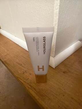 Hourglass Veil Hydrating Skin Tint Foundation Shade 7 - 1.1 fl oz
